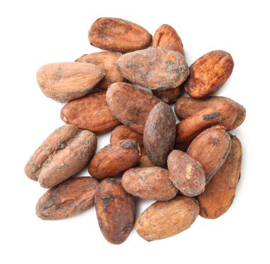 Doğal kakao çekirdekleri beyaz üzerine izole edilmiş.