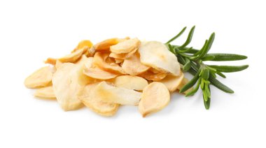 Beyaz üzerine izole edilmiş kurutulmuş sarımsak ve biberiye yığını.