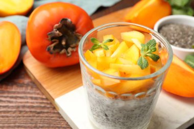 Hurma ve nane şekerli nefis chia pudingi ahşap masada, yakın plan.