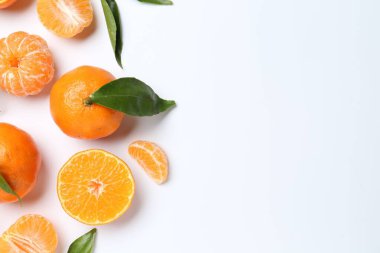 Taze mandalina ve beyaz arka planda yeşil yapraklar. Metin için boşluk