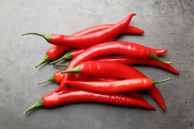 Gri masada taze kırmızı biber, üst manzara.