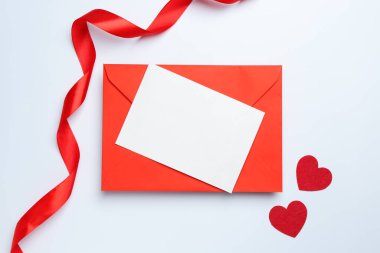 Aşk mektubu ve beyaz arka planda dekoratif kalpler, düz yatış. Metin için boşluk