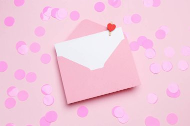 Aşk mektubu ve pembe arka planda konfeti. Metin için boşluk