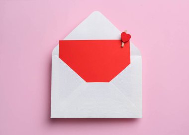 Pembe arka planda aşk mektubu, üst manzara. Metin için boşluk