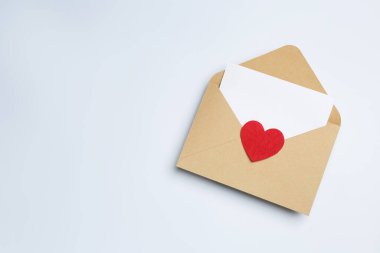 Beyaz arka planda aşk mektubu, üst manzara. Metin için boşluk