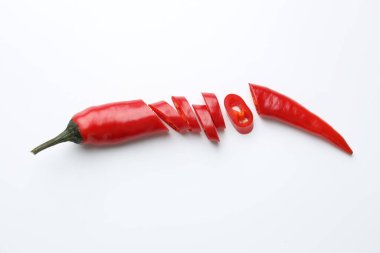 Beyaz arka planda dilimlenmiş kırmızı biber, üst manzara.