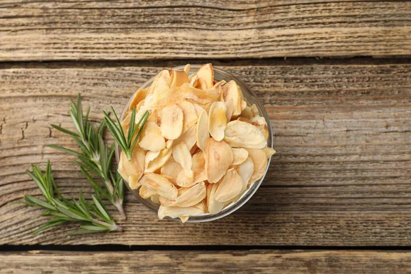 Kasede kurutulmuş sarımsak gevreği ve ahşap masada biberiye. Metin için boşluk