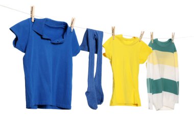 Çamaşır ipini beyaz arka planda tutarken farklı giysiler kuruyor