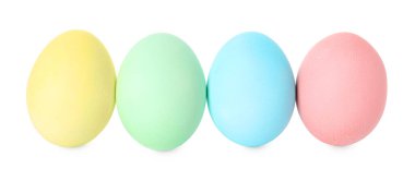 Mutlu Paskalyalar. Birçok parlak renkli yumurta beyaza izole edilmiş.