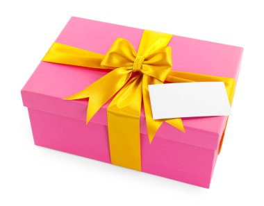 Güzel paketlenmiş hediye, beyaz kartın üzerinde boş.