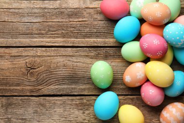Tahta masanın üzerinde güzel süslü Paskalya yumurtaları var. Metin için boşluk