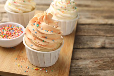 Ahşap masaya serpiştirilmiş lezzetli kekler, yakın plan. Metin için boşluk