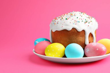 Enfes Paskalya pastası ve pembe arka planda süslü yumurtalar, yakın plan. Metin için boşluk