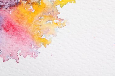 Beyaz kağıda parlak suluboya resim, yakın plan. Metin için boşluk