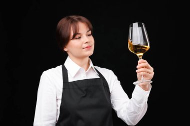 Siyah arka planda beyaz şarap kadehi olan profesyonel şarap garsonu.
