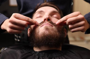 Berber dükkanında berber bıyığı, yakın plan.