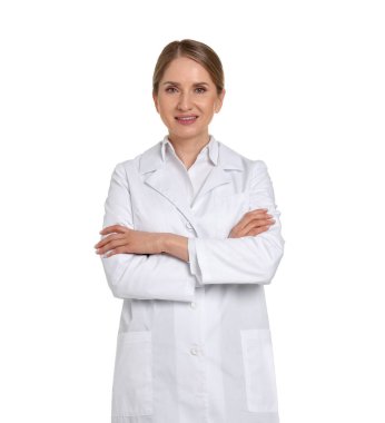 Beyaz arka planda çapraz kollu gülümseyen eczacının portresi.