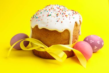 Nefis dekore edilmiş Paskalya pastası ve yumurta sarısı arka planda, yakın plan.