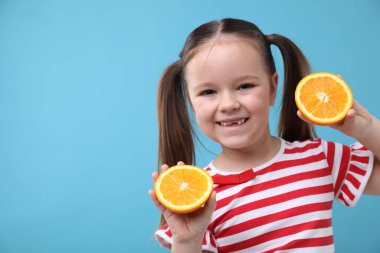 Açık mavi arka planda turuncu çizgileri olan küçük kız, mesaj için yer var.