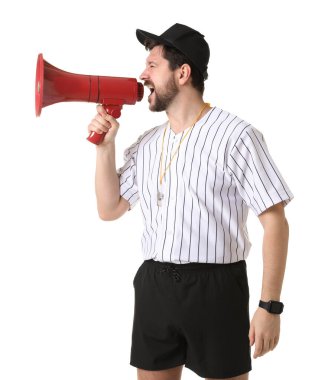 Hakem beyaz arka planda megafonla bağırıyor