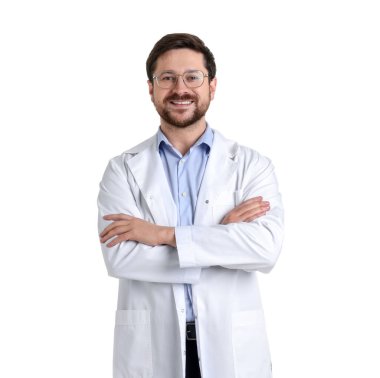 Beyaz arka planda çapraz kollu ceketli ve gözlüklü gülümseyen eczacı.