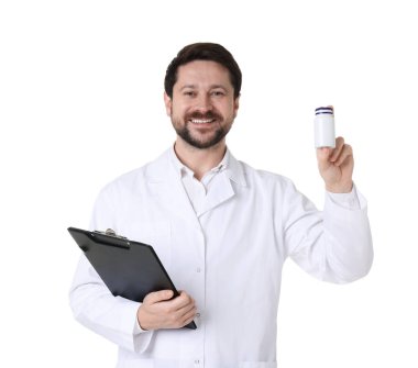 Beyaz arka planda panosu ve tıbbi şişesi olan gülümseyen bir eczacı.