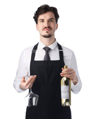 Beyaz arka planda şarap ve cam şişesi olan profesyonel şarap garsonu.