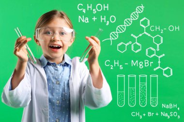 Koruyucu gözlükleri ve açık yeşil arka planda test tüpleri olan sevimli küçük bir kız. Kimya ile ilgili çizimler. Fen okuyorum.