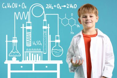 Açık mavi arka planda laboratuvar matarası olan şirin bir çocuk. Yanında kimya ile ilgili çizimler var. Fen okuyorum.