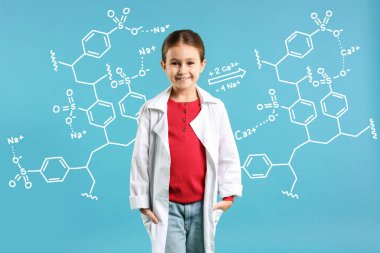 Sevimli küçük kız ve arkasında açık mavi arka planda kimyasal yapılar var. Fen okuyorum.