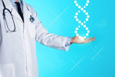 Doktor açık mavi arkaplanda sanal DNA çift sarmal tutuyor.