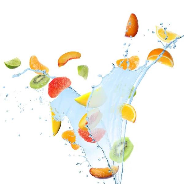 Taze meyve ve su beyaz arka planda havaya sıçrıyor