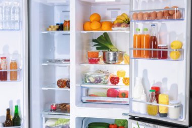 Farklı taze gıda ürünleri olan modern buzdolabı.