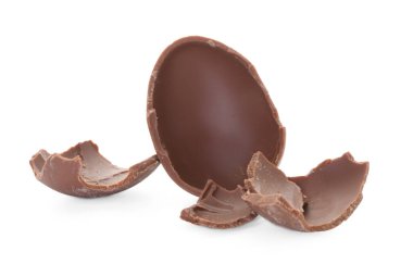 Lezzetli çikolata yumurtası parçaları beyaza izole edilmiş.