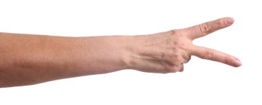 Beyaz arka planda parmakları olan iki numarayı gösteren kadın, yakın plan.