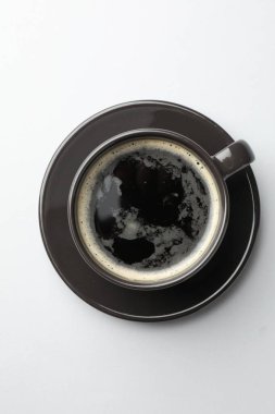 Beyaz arka planda bir fincan aromatik kahve.