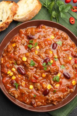 Siyah masada servis edilen leziz biberli omlet.