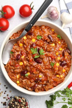 Açık gri masada servis edilen leziz biberli omlet.