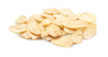 Beyaz üzerine izole edilmiş kurutulmuş sarımsak taneleri.