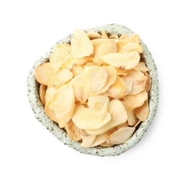 Beyaz tenceredeki kurutulmuş sarımsak taneleri.