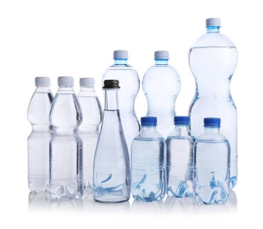 Farklı boyutlarda su şişeleri beyaz üzerine izole edilmiş.