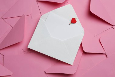 Pembe arka planda aşk mektupları olan zarflar.