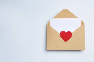 Beyaz arka planda aşk mektubu, üst manzara. Metin için boşluk