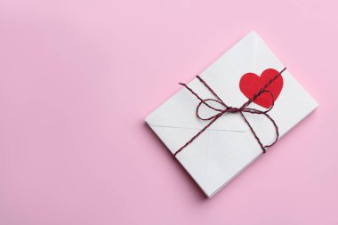 Pembe arka planda aşk mektupları yığını, üst görünüm