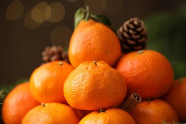 Kahverengi arkaplanlı mandalinalar, yakın plan