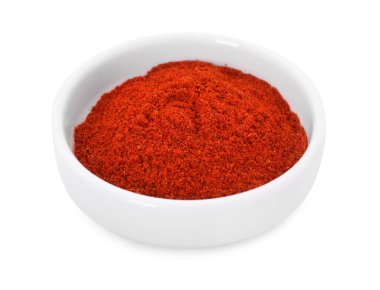 Kırmızı biber tozu beyaz kasede izole edilmiş.