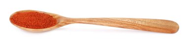 Kırmızı biber tozu beyaz kaşıkta izole edilmiş.