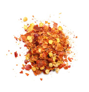 Kırmızı biber taneleri yığını beyaza izole edilmiş, en üstte.