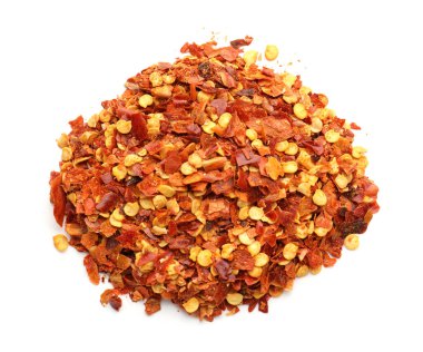 Kırmızı biber taneleri yığını beyaza izole edilmiş, en üstte.