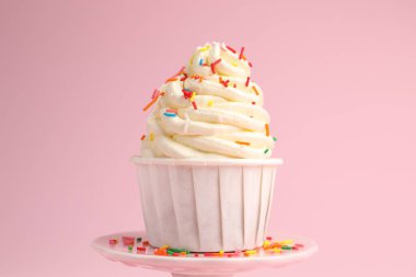 Pembe arka planda serpiştirilmiş lezzetli kek, yakın plan.